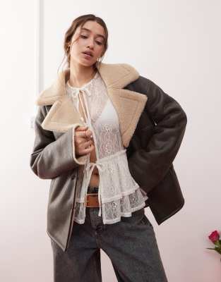 Miss Selfridge - Jacke aus Kunstleder in Braun mit kontrastierendem Teddyfell-Brown