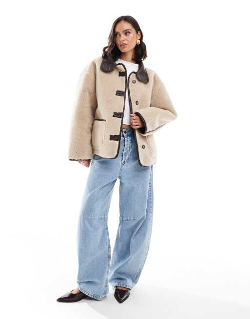 Miss Selfridge – Jacke in Creme aus Kunstpelz mit Kontrastdesign, 4 von 4