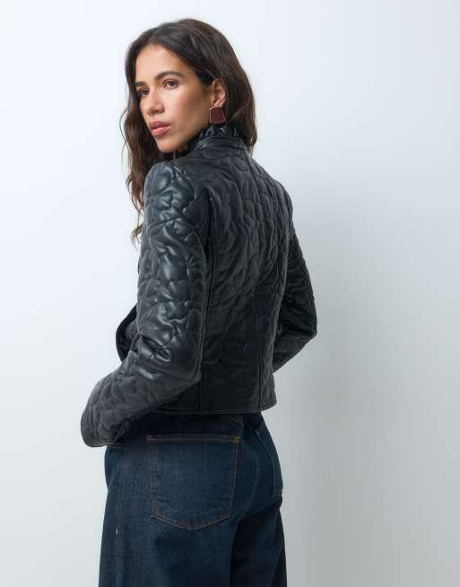 Miss Selfridge Jacke in Lederoptik mit Blumenmuster, Steppung und Rüschenkragen, 4 von 4
