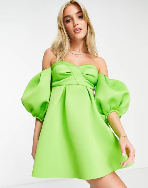 Miss Selfridge – Jaskrawozielona sukienka mini z materiału scuba z obszernymi rękawami i dekoltem bardot