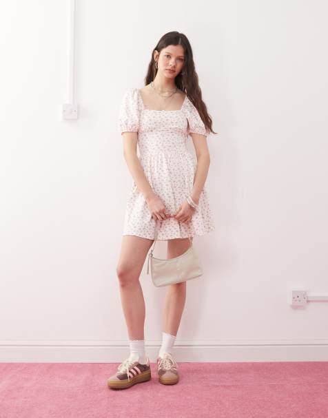 Miss Selfridge – Jasna sukienka mini typu milkmaid z bufkami, w drobny kwiatowy wzór - view 1