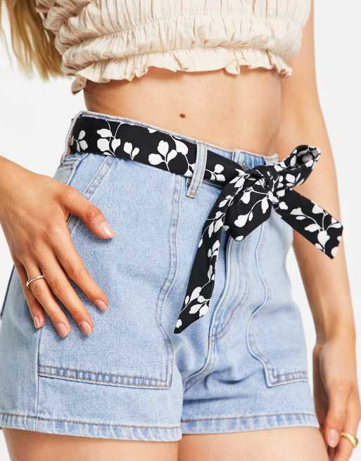 Miss Selfridge – Jasnoniebieskie jeansowe szorty z wzorzystym paskiem