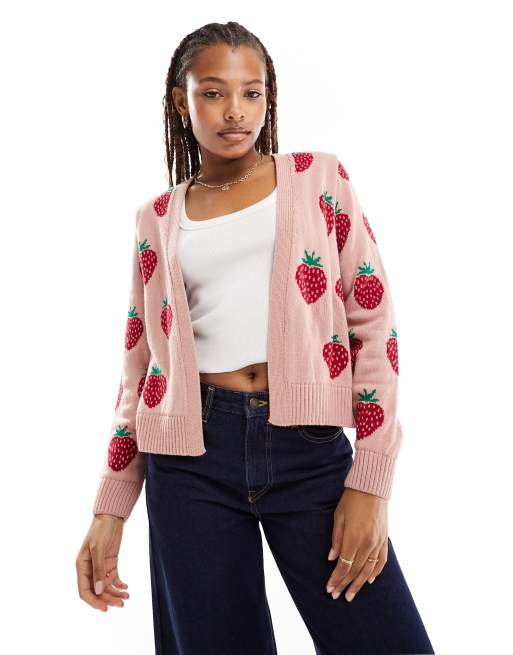 Miss Selfridge – Jasnoróżowy dzianinowy kardigan we wzór w truskawki