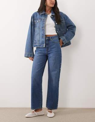 Miss Selfridge - Jeans in blauer Waschung mit Nietenbesatz