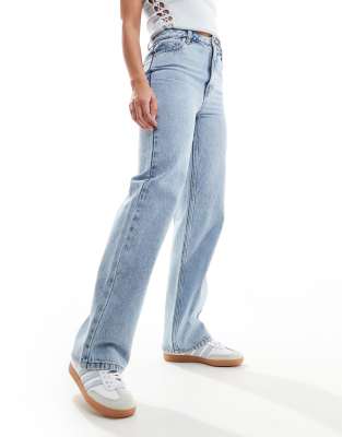 Miss Selfridge - Jeans in heller Bleach-Waschung mit geradem Schnitt-Blau