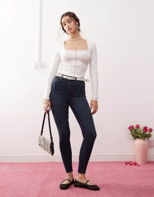 Miss Selfridge - Jeans mit engem Schnitt und hohem Bund in Indigo-Waschung-Blau