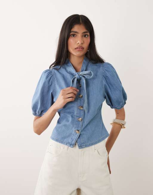 Miss Selfridge – Jeans-Oberteil in mittelblauer Waschung mit Bindedetail am Ausschnitt und Puffärmeln, 3 von 4