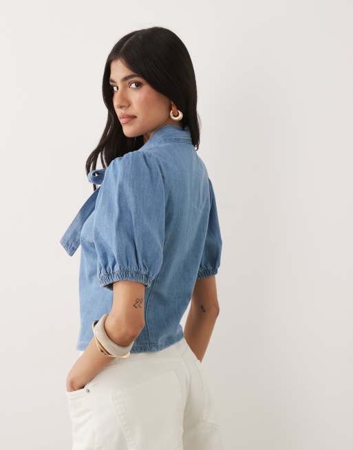 Miss Selfridge – Jeans-Oberteil in mittelblauer Waschung mit Bindedetail am Ausschnitt und Puffärmeln, 4 von 4