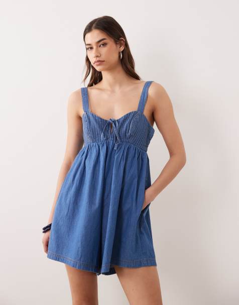 Miss Selfridge – Jeans-Playsuit in blauer Waschung mit Biesen - view 1
