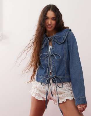Miss Selfridge - Jeansjacke in mittelblauer Waschung mit gebundener Vorderseite und Rüschenkragen