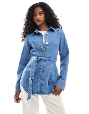 Miss Selfridge - Jeansjacke in mittlerer Waschung mit abgenähter Taille und Gürtel-Blau