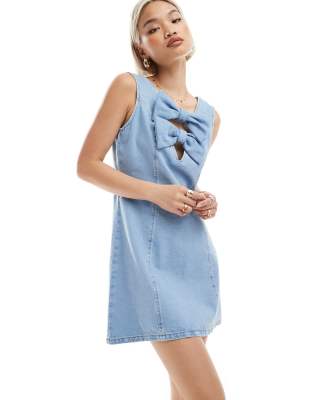 Miss Selfridge - Jeanskleid in hellblauer Waschung mit Schleifen vorne