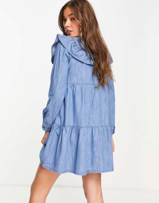 Miss Selfridge – Jeanskleid in mittelblauer Waschung mit gerüschtem Latz, 3 von 4
