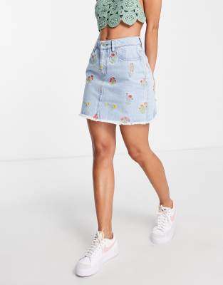 Miss Selfridge - Jeansrock in mittlerer Waschung mit Blumenstickerei-Blau