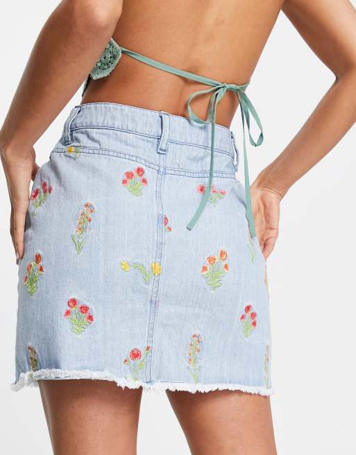 Miss Selfridge – Jeansrock in mittlerer Waschung mit Blumenstickerei, 2 von 4