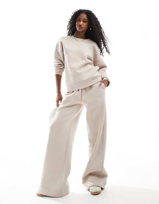 Miss Selfridge - Joggers color pietra con polsino, stampa in rilievo e logo in coordinato