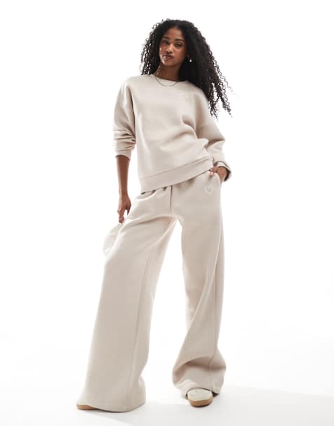 Miss Selfridge - Joggingbroek met logoprint in reliëf en boorden in stone, deel van co-ord set - view 1