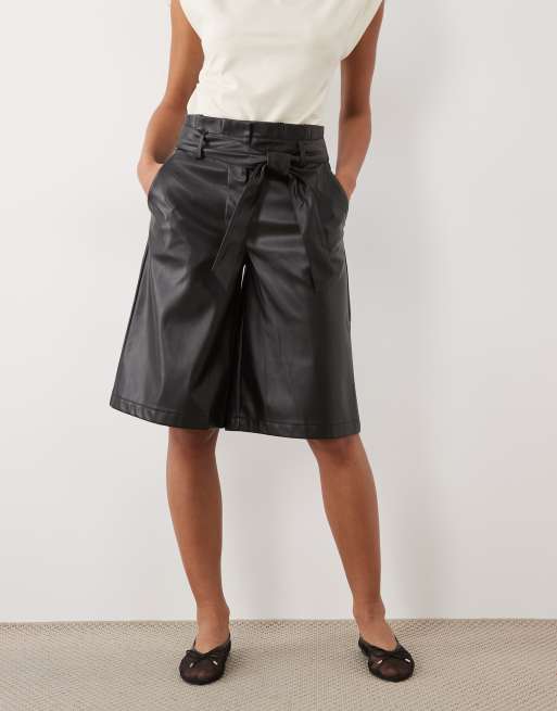 Miss Selfridge - jort negro de efecto piel con cintura paper bag, 2 de 5