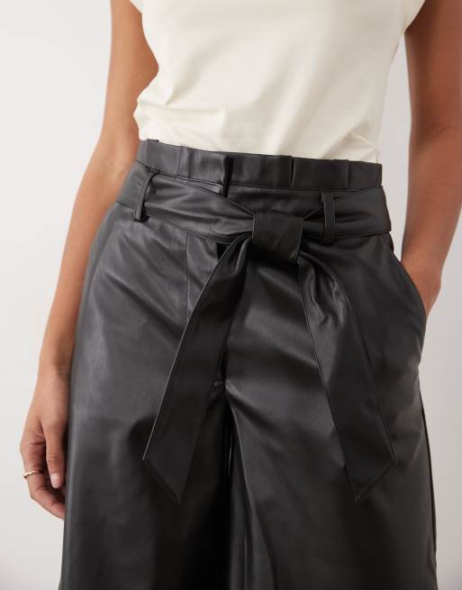 Miss Selfridge - jort negro de efecto piel con cintura paper bag, 3 de 5