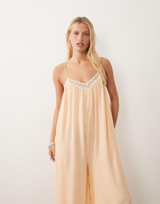 Miss Selfridge - Jumpsuit met kanten rand in perzikkleur, 2 van 4