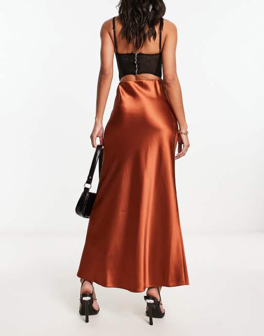 Miss Selfridge - Jupe longue en satin coupée en biais - Bronze, 2 de 4