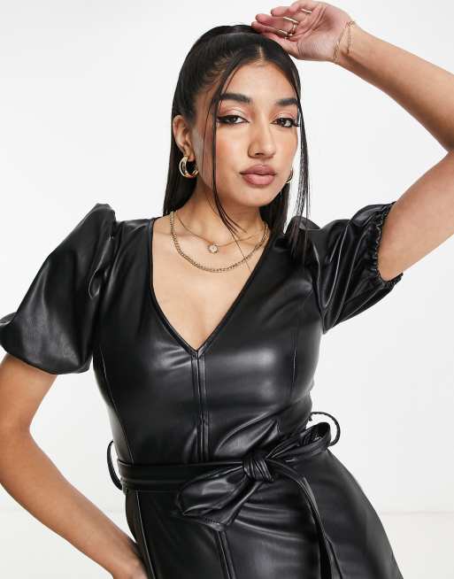 produceren De vreemdeling vangst Miss Selfridge - Jurk van imitatieleer met ruches en riem in zwart | ASOS