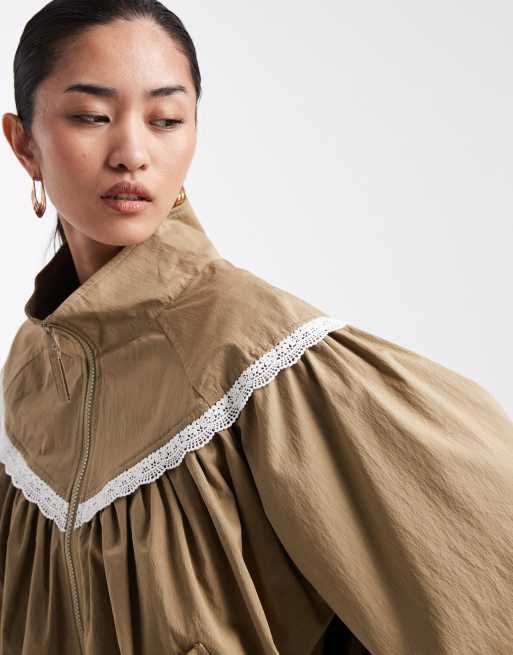 Miss Selfridge – Kakifärgad träningsjacka med spetskant och ståkrage, 3 av 4
