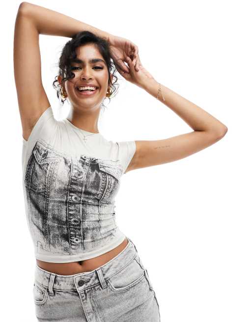 Miss Selfridge – Kamiennobeżowy T-shirt z krótkimi rękawami i nadrukiem jeansowego gorsetu