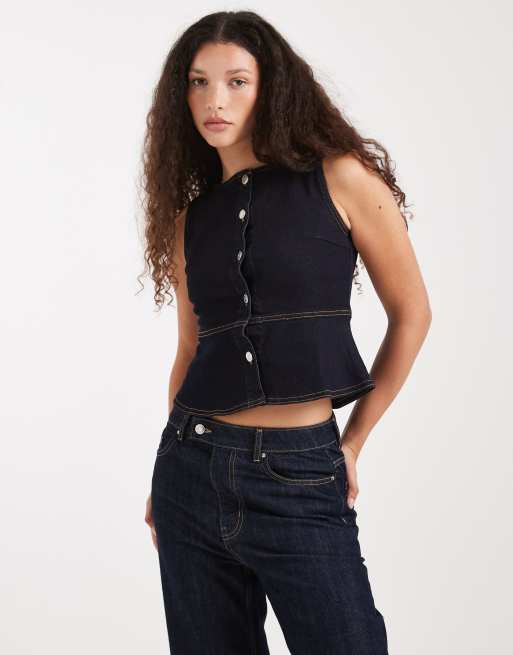 Miss Selfridge – Kamizelka jeansowa w kolorze indygo z wcięciem w talii i baskinką