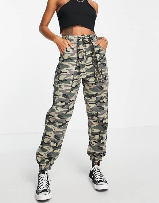 Miss Selfridge – Kamouflagemönstrade jeans med hög midja