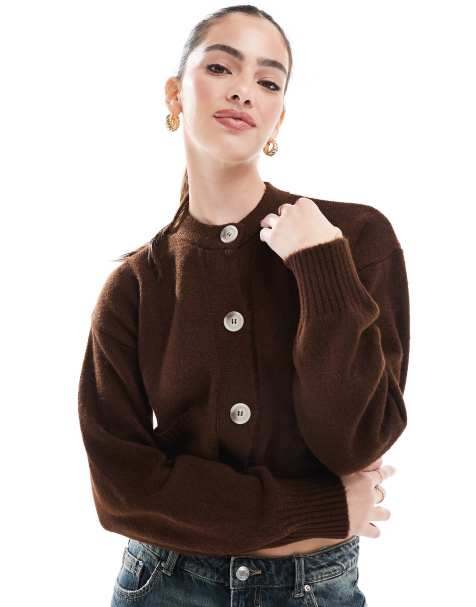 Miss Selfridge – Kastige Strickjacke in Schokobraun mit Ziernaht und Rundhalsausschnitt - view 1