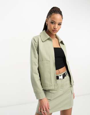 Miss Selfridge - Kastige Utility-Jacke in Khaki mit Reißverschluss, Cargotaschen und Kontrastnähten, Kombiteil-Grün