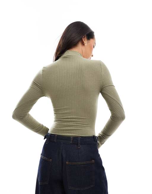 Miss Selfridge – Khakifärgad, mjukt ribbad body med hög halsringning, 2 av 4