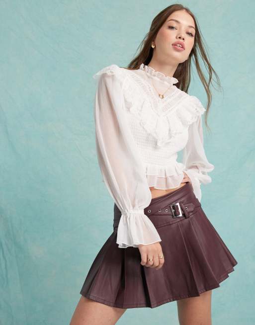 Miss Selfridge – Kilt-Minirock in Burgunderrot aus Kunstleder mit Schnallen
