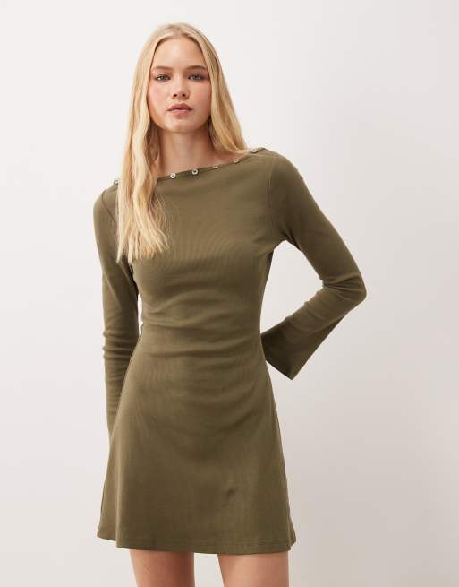 Miss Selfridge klänning i minilängd med slitsad halsringning och utsvängda ärmar i olivgrönt, 2 av 4