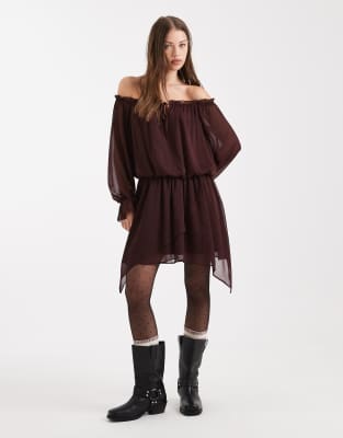 Miss Selfridge - Kleid aus Chiffon in Schokobraun mit Carmen-Ausschnitt und Zipfelsaum-Brown