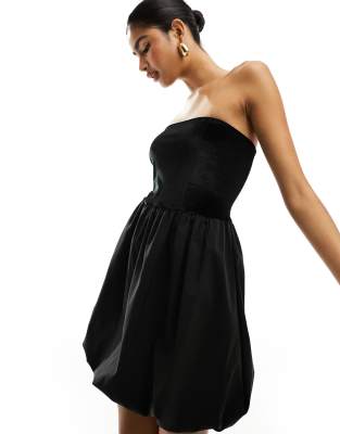 Miss Selfridge - Kleid in Schwarz mit Ballonrock