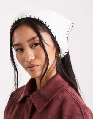 Miss Selfridge - Kleines Dreieckstuch in Creme mit Lochmuster und Languettenstich-Detail in Schwarz-Weiß