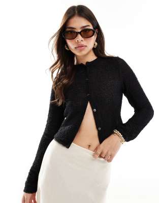 Miss Selfridge – Knapp geschnittene Strickjacke in Schwarz mit Rüschen