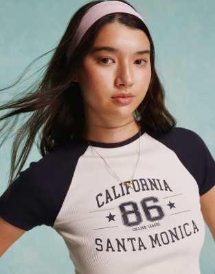 Miss Selfridge - Knapp geschnittenes Raglan-T-Shirt in Cremeweiß und Marineblau mit „California"-Grafikprint