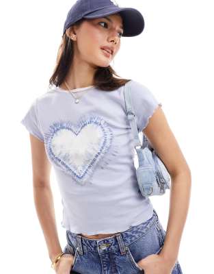 Miss Selfridge - Knapp geschnittenes T-Shirt in Blassblau mit Herzprint