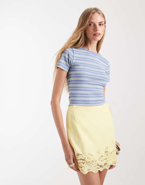 Miss Selfridge – Knapp geschnittenes T-Shirt in neutralen Farben mit Streifen - view 1