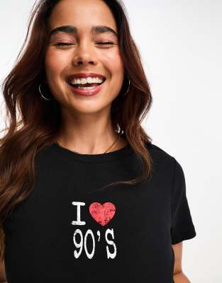 Miss Selfridge - Knapp geschnittenes T-Shirt in Schwarz mit „I heart 90's"-Grafikprint