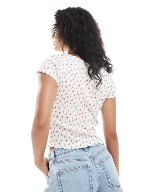Miss Selfridge – Knapp geschnittenes T-Shirt in Weiß mit Blümchenmuster und eckigem Ausschnitt, 2 von 4