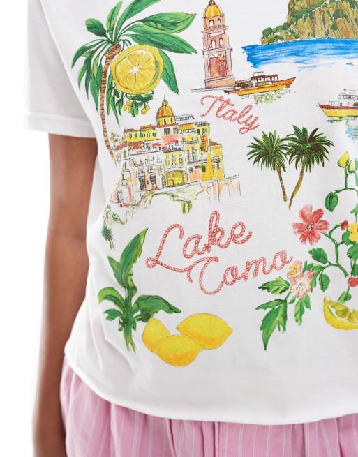 Miss Selfridge – Knapp geschnittenes T-Shirt in Weiß mit „Lake Como“-Sommerprint, 2 von 4