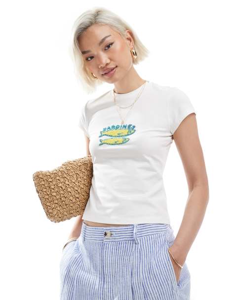 Miss Selfridge – Knapp geschnittenes T-Shirt in Weiß mit perlenbesetztem Sardinen-Print - view 1