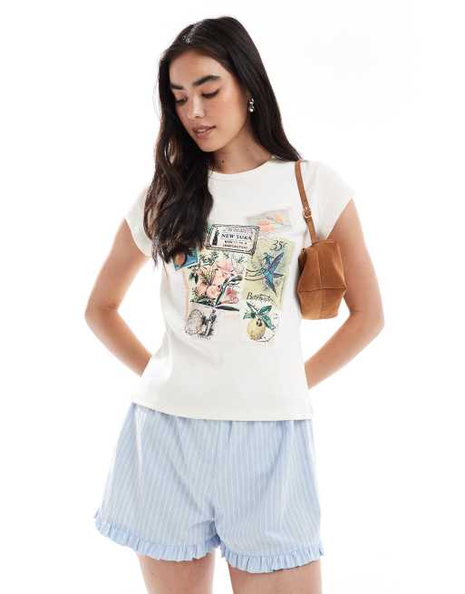 Miss Selfridge – Knapp geschnittenes T-Shirt in Weiß mit Vintage-Postkarten-Grafikprint