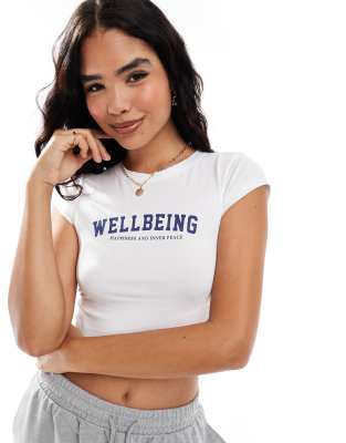 Thumbnail - Miss Selfridge - Knapp geschnittenes T-Shirt in Weiß mit „Wellbeing"-Print
