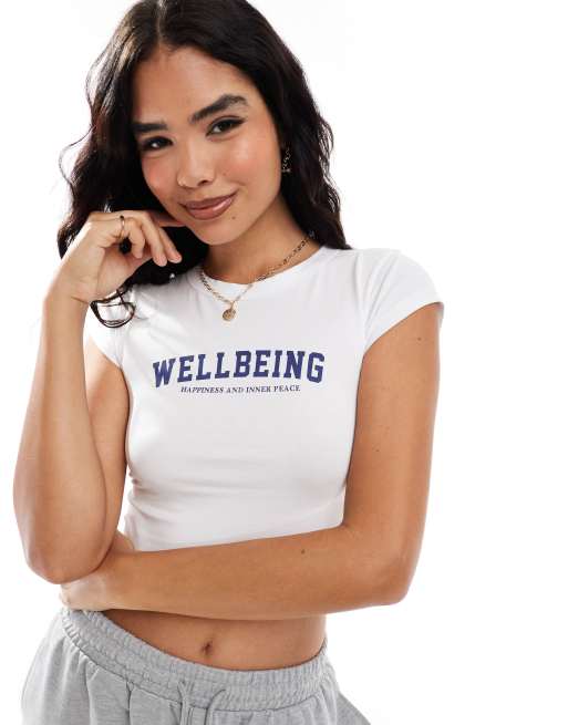 Miss Selfridge – Knapp geschnittenes T-Shirt in Weiß mit „Wellbeing“-Print