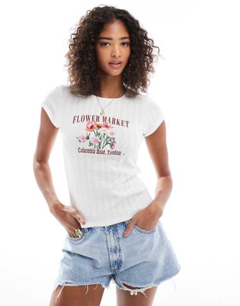 Miss Selfridge – Knapp geschnittenes T-Shirt mit Lochstickerei und „Flower Market“-Print - view 1